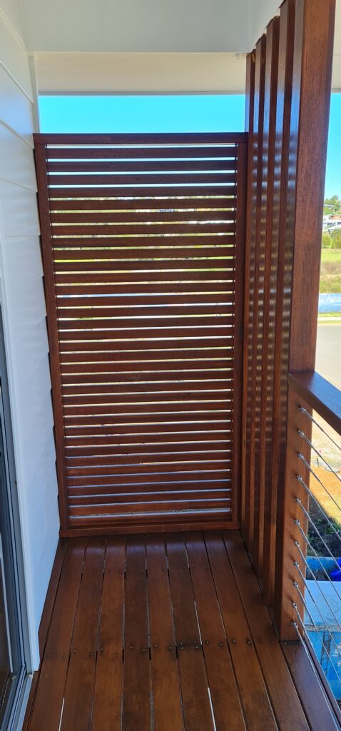 Timber privacy screen forming part of balcony balustrade