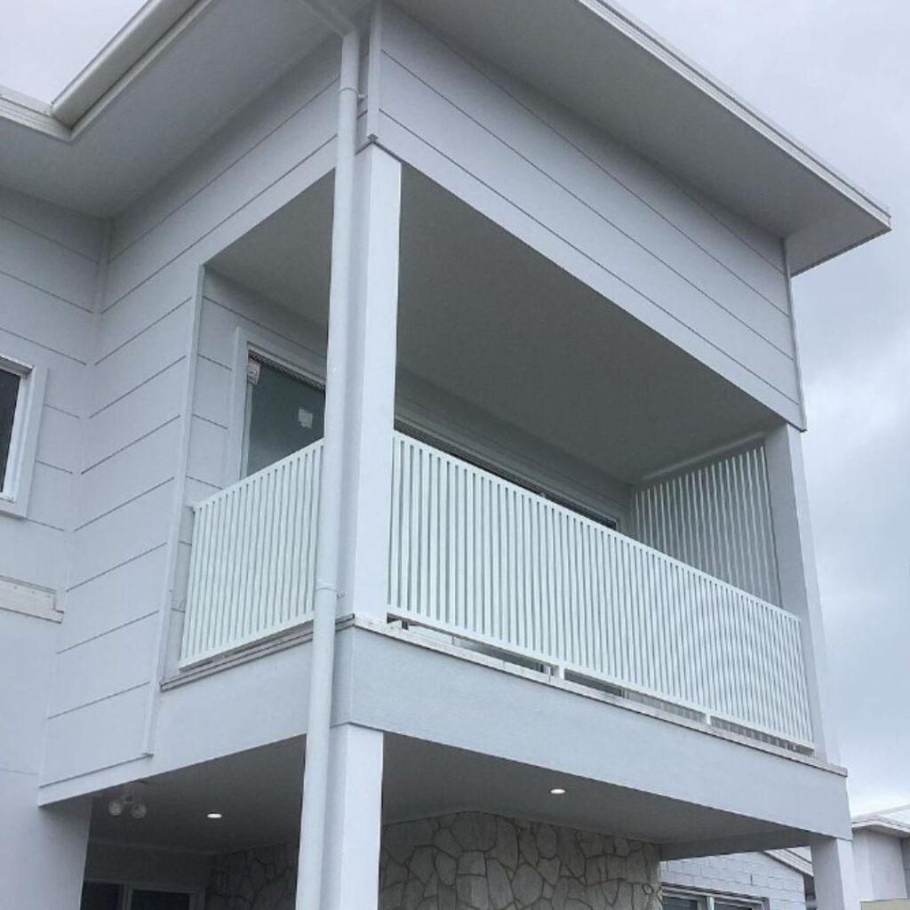 balcony with white privacy screen and balustrade